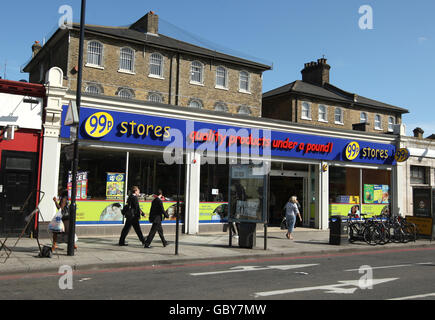 Vista generale del sito precedente di una filiale di Woolworths su Balham High Road, a Balham, a sud-ovest di Londra, ora una filiale di 99p Stores. Foto Stock