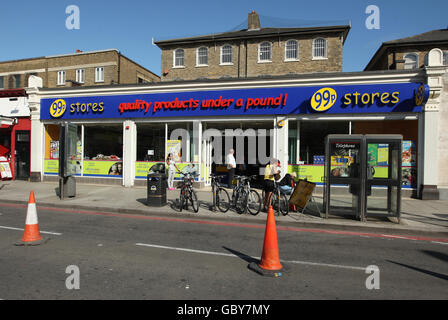 Vista generale del sito precedente di una filiale di Woolworths su Balham High Road, a Balham, a sud-ovest di Londra, ora una filiale di 99p Stores. Foto Stock