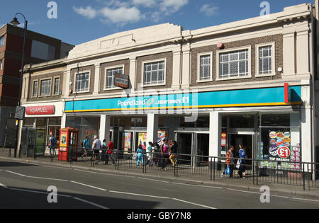 Vista generale del sito precedente di un ramo di Woolworths su Mitcham Road, a Tooting, a sud-ovest di Londra, ora un ramo di Poundland. Foto Stock