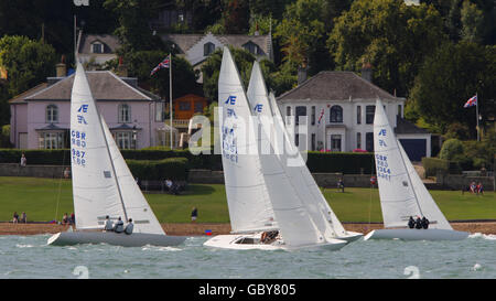 Vela - settimana delle Cowes - giorno due - Isola di Wight. Union Jacks on the Green mentre la flotta di classe Etchell lascia l'inizio il secondo giorno durante la settimana di Cowes sull'isola di Wight. Foto Stock