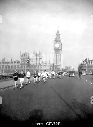 I concorrenti attraversano il Westminster Bridge all'inizio di Londra A Brighton Walk Foto Stock