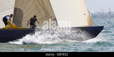 Vela - settimana delle Cowes - giorno due - Isola di Wight. Lo yacht italiano 'Italia' di 12 metri durante le corse in classe 1 il secondo giorno durante la settimana di Cowes sull'Isola di Wight. Foto Stock