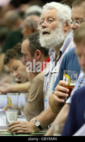 I visitatori aspettano di essere serviti al bar del CAMRA Great British Beer Festival, presso Earls Court, nella zona ovest di Londra. Foto Stock