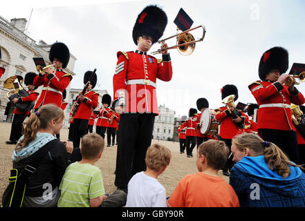I giovani membri della folla guardano le riprese del video musicale dei Coldstream Guards all'Horse Guards Parade, Whitehall, Londra. Foto Stock