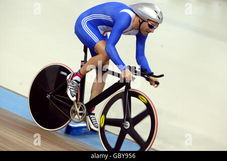 Ciclismo - Athens Paralympic Games 2004 - Men's CP 3/4 bicicletta km Time Trial. La Gran Bretagna Darren Kenny corre sulla strada per vincere la medaglia d'oro Foto Stock