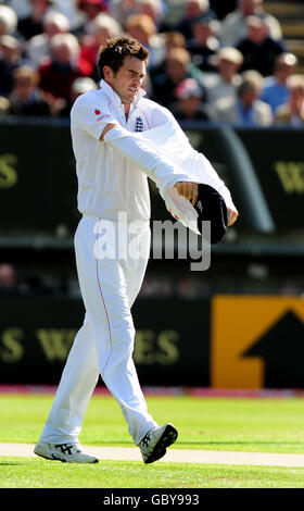 James Anderson in Inghilterra durante il giorno uno del terzo test match di Npower Ashes a Edgbaston, Birmingham. PREMERE ASSOCIAZIONE foto. Data immagine: Giovedì 30 luglio 2009. Il credito fotografico dovrebbe essere: Rui Vieira/PA Wire Foto Stock