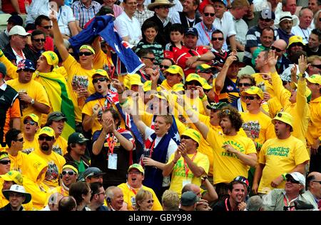 Tifosi australiani durante il secondo giorno della terza prova di Npower Ashes a Edgbaston, Birmingham. PREMERE ASSOCIAZIONE foto. Data immagine: Venerdì 31 luglio 2009. Il credito fotografico dovrebbe essere: Rui Vieira/PA Wire Foto Stock