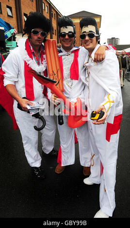 Gli appassionati di cricket in abbigliamento elegante arrivano per il terzo giorno della terza prova di ceneri Npower a Edgbaston, Birmingham. PREMERE ASSOCIAZIONE foto. Data immagine: Sabato 1 agosto 2009. Il credito fotografico dovrebbe essere: Rui Vieira/PA Wire Foto Stock