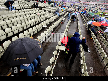 Posti vuoti come i tifosi di cricket aspettano per il gioco di iniziare dopo la pioggia ritardo durante per il terzo giorno della Npower Ashes Test Match a Edgbaston, Birmingham. PREMERE ASSOCIAZIONE foto. Data immagine: Sabato 1 agosto 2009. Il credito fotografico dovrebbe essere: Rui Vieira/PA Wire Foto Stock