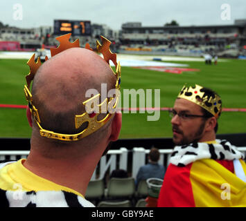 Tifosi di cricket in abbigliamento elegante durante il terzo giorno del terzo test di Ashes Npower a Edgbaston, Birmingham. PREMERE ASSOCIAZIONE foto. Data immagine: Sabato 1 agosto 2009. Il credito fotografico dovrebbe essere: Rui Vieira/PA Wire Foto Stock