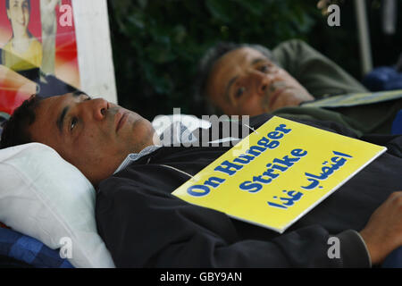 Khalil Abadi (sinistra) e Sharif Baman (destra), iraniani che vivono nel Regno Unito, continuano il loro ottavo giorno di sciopero della fame fuori dall'ambasciata degli Stati Uniti nel centro di Londra. Foto Stock