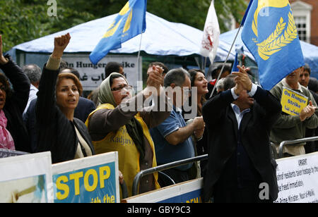 Attivisti e scioperi della fame protestano al di fuori dell'ambasciata degli Stati Uniti nel centro di Londra per conto dei dissidenti iraniani esiliati che vivono in un campo in un campo profughi in Iraq. Foto Stock