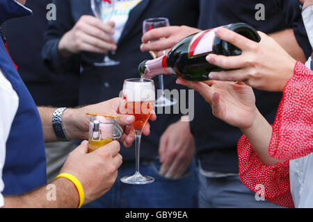 Lo champagne scorre al bar Champagne Mumm a Cowes Yacht Haven il terzo giorno della settimana dei Cowes, la regata velica di fama mondiale che si tiene ogni anno sul Solent, ma altrove gli incassi sono in calo. Oggi gli organizzatori hanno smesso di addebitare agli spettatori l'ingresso alle feste serali a causa della mancanza di commercio. PREMERE ASSOCIAZIONE foto. Data immagine: Martedì 4 agosto 2009. La recessione è stata accusato di aver registrato un calo di circa il 15% rispetto agli anni precedenti. Circa 900 yacht si contenderanno negli otto giorni di gara durante il 183° anno dell'evento. Il credito fotografico dovrebbe essere: Chris Ion/PA Wire Foto Stock