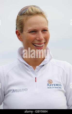 Vela - settimana delle Cowes - cinque giorni - Isola di Wight. Zara Phillips a Cowes sull'isola di Wight prima di competere nella gara Artemis Challenge intorno all'isola. Foto Stock