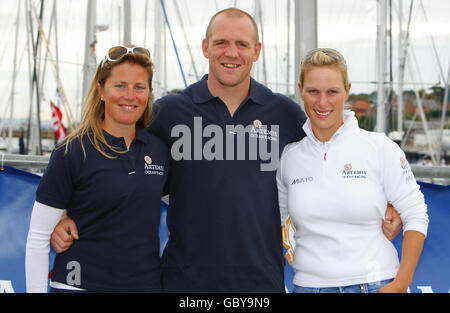 Zara Phillips e il suo ragazzo Mike Tindall con lo yachtswoman Sam Davies (a sinistra) a Cowes sull'isola di Wight prima di competere nella gara Artemis Challenge intorno all'isola insieme. Foto Stock