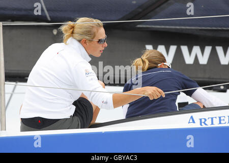 Zara Phillips con la yachtswoman del mondo Sam Davies (a destra) a bordo dello yacht Open 60 Artemis II che gareggia nella gara Artemis Challenge a Cowes, Isola di Wight. Foto Stock