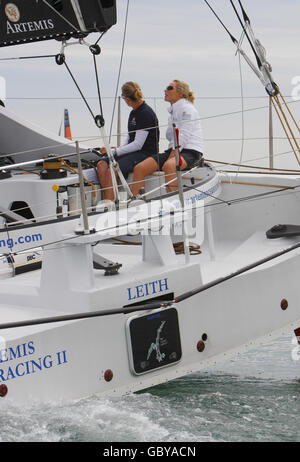 Zara Phillips, a destra, con il giro della yachtswoman mondiale Sam Davies al timone, a bordo dello yacht Open 60 Artemis II che gareggia nella gara Artemis Challenge a Cowes, Isola di Wight. Foto Stock