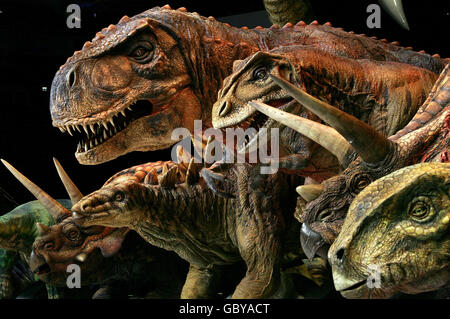 Alcuni dei Dinosauri che si presentano nella spettacolare arena Walking with Dinosaurs all'O2 Arena di Londra. Foto Stock