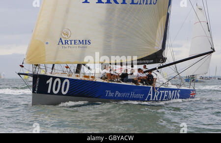 Lo yacht Open 60 Artemis II con Zara Phillips e il suo partner Mike Tindall a bordo mentre gareggiava nella gara Artemis Challenge a Cowes, Isola di Wight. Foto Stock