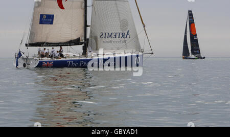 La flotta di yacht Open 60 in competizione con la gara Artemis Challenge fa lentamente passi avanti con venti leggeri mentre si dirigono verso est durante la settimana dei Cowes sull'isola di Wight. Foto Stock