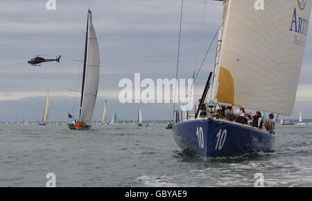 Vela - settimana delle Cowes - cinque giorni - Isola di Wight. Barche in azione durante la settimana di Cowes sull'isola di Wight. Foto Stock