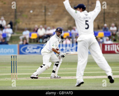 L'Essex battsman James Foster è stato catturato da Stephen Adshead di Gloucestershire, che ha piegato Jamie Franklin per quattro corse durante la partita del Liverpool Victoria County Championship al Garon Park, Southend. Foto Stock