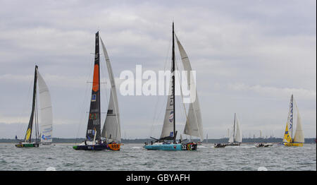 La flotta di yacht Open 60 in competizione con la gara Artemis Challenge fa lentamente passi avanti con venti leggeri mentre si dirigono verso est durante la settimana dei Cowes sull'isola di Wight. Foto Stock