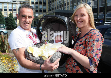 Thomas Cook protester Avril Boyne e il suo partner Ian Mahon (a sinistra) con il loro neonato Chelsea fuori dal Coombe Maternity Hospital, Dublino. Foto Stock