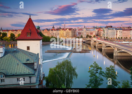 Praga. immagine di Praga riverside durante l estate il tramonto. Foto Stock