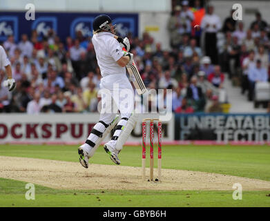 L'inglese Ian Bell è uscito dopo essere stato catturato dal australiano Brad Haddin durante la quarta prova a Headingley, Leeds. Foto Stock