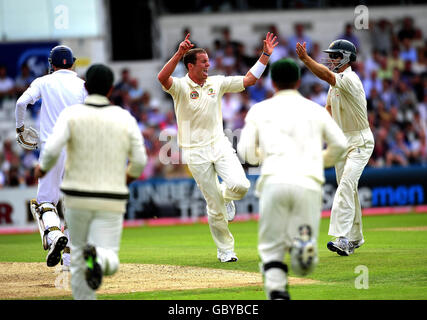 L'australiano Peter Siddle celebra il wicket di James Anderson in Inghilterra durante il quarto test a Headingley, Leeds. Foto Stock
