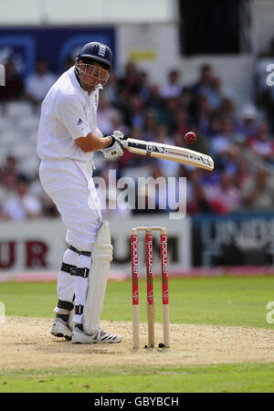 Steve Harmison in Inghilterra gioca un tiro non ortodosso durante il quarto test a Headingley, Leeds. Foto Stock