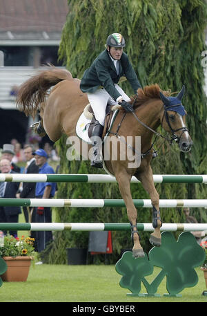 Cameron Hanley e Southwind VDL in Irlanda saltano una recinzione durante la Coppa Aga Khan Challenge durante il Dublin Horse Show al RDS di Dublino. Foto Stock