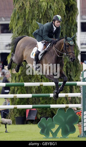 Cian o'Connor e Rancorrado in Irlanda saltano una recinzione durante l'Aga Khan Challenge Cup durante il Dublin Horse Show al RDS di Dublino. Foto Stock