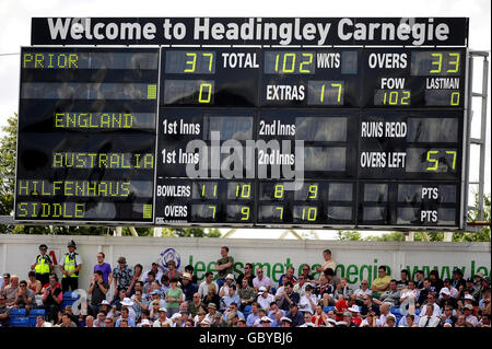 Il tabellone segnapunti dopo gli inning dell'Inghilterra durante la quarta prova ad Headingley, Leeds. Foto Stock