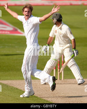 Cricket - The Ashes 2009 - npower Quarta prova - Day One - Inghilterra / Australia - Headingley. L'inglese Stuart Broad si appella con successo al cazzo del capitano australiano Ricky Ponting durante il quarto test a Headingley, Leeds. Foto Stock