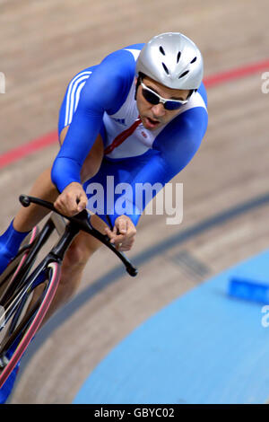 Ciclismo - Athens Paralympic Games 2004 - uomo CP3 3 3 3 km individuale Pursuit. La Gran Bretagna Darren Kenny corre sulla strada per vincere la medaglia d'oro Foto Stock