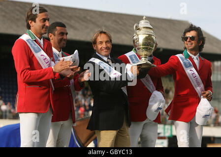 Il team italiano e il loro Chef d'Equipe Marcus Fuchs festeggiano la vittoria della Coppa Aga Khan Challenge durante il Dublin Horse Show al RDS di Dublino. Foto Stock