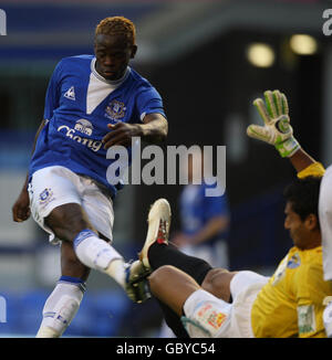 Everton's Louis Saha segna durante la partita pre-stagione al Goodison Park, Liverpool. Foto Stock