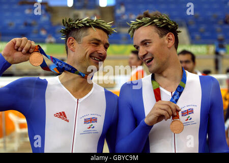 Escursioni in bicicletta - Atene Giochi Paralimpici 2004 - ciclismo su pista uomini B 1-3 Tandem 4km inseguimento individuale Foto Stock