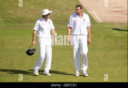 Cricket - The Ashes 2009 - npower Quarta prova - Day Two - Inghilterra / Australia - Headingley. Il capitano inglese Andrew Strauss con Steve Harmison durante la quarta prova a Headingley, Leeds. Foto Stock