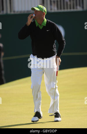 Golf - il Campionato Open 2009 - Round Four - Turnberry Golf Club. USA's Stewart Cink celebra baciando la sua palla dopo il putt sulla diciottesima buca per portare i campionati aperti in una partita Foto Stock