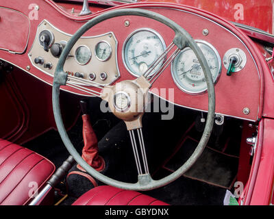 Volante e sul cruscotto di un MG TD auto sportiva fin dai primi anni cinquanta. Foto Stock