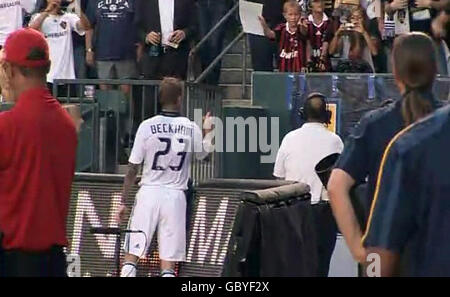 Prendi il video che mostra David Beckham (indossando la maglia bianca n. 23) gesti verso i fan durante l'intervallo di metà tempo tra LA Galaxy e AC Milan. Foto Stock