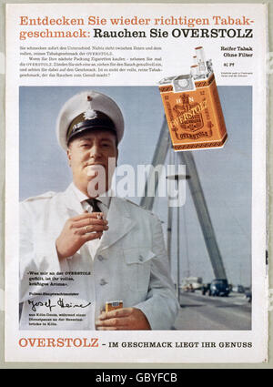 Pubblicità, tabacco, pubblicità per le sigarette Overstolz con il capo della polizia, il constable Josef Heine, Colonia, inizio anni '60, diritti aggiuntivi-clearences-non disponibile Foto Stock