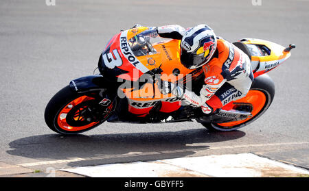 La spagnola Dani Pedrosa sulla sua Repsol Honda durante la sessione di prove libere 2 durante la giornata di qualificazione del Gran Premio di Gran Bretagna a Donington Park, Castle Donington. Foto Stock