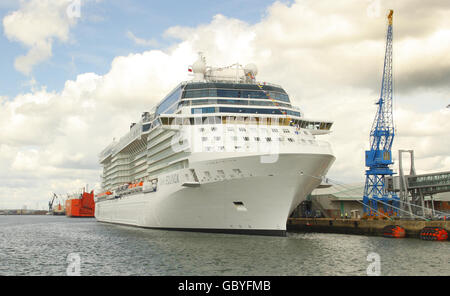 La nave da crociera Celebrity Equinox, attraccata a Southampton. Foto Stock