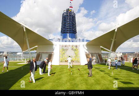 I giocatori di croquet praticano il loro gioco sul prato di croquet a bordo della nave da crociera Celebrity Equinox, ancorata a Southampton. Foto Stock