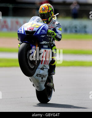 Valentino Rossi di Yamaha festeggia dopo le qualifiche in pole position durante la giornata di qualificazione del Gran Premio di Gran Bretagna a Donington Park, Castle Donington. Foto Stock