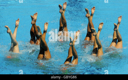 Il team britannico in formazione durante la finale del Team Free Synchronized Swimming durante i Campionati mondiali di nuoto della FINA a Roma. Foto Stock